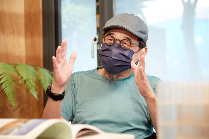 文化社會學家詹偉雄講述建築室內格局變遷過程,以及台灣社會從集體化逐漸轉向個體化的趨勢對建築業造成什麼樣的影響。(圖/江旻駿攝) 文化社會學家詹偉雄講述建築室內格局變遷過程,以及台灣社會從集體化逐漸轉向個體化的趨勢對建築業造成什麼樣的影響。(圖/江旻駿攝)