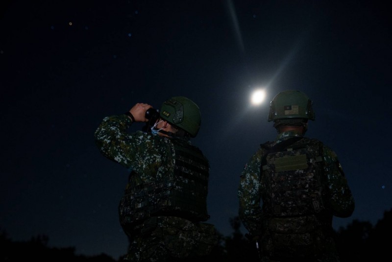 金門、馬祖等地連日有多批次無人機近迫,官兵持望遠鏡緊盯夜空畫面。(國防部提供) 金門、馬祖等地連日有多批次無人機近迫,官兵持望遠鏡緊盯夜空畫面。(國防部提供)