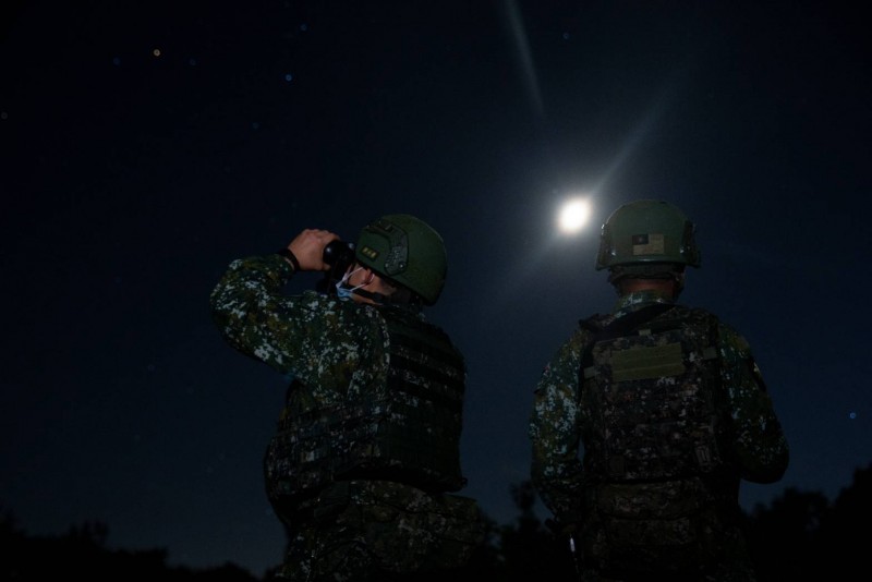 金門、馬祖等地連日有多批次無人機近迫，官兵持望遠鏡緊盯夜空畫面。（國防部提供）