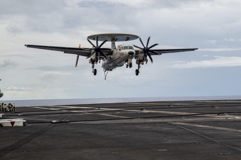 2022年8月，美軍E-2D空中預警機在「雷根號」航空母艦起降，應對台海情勢（AP）