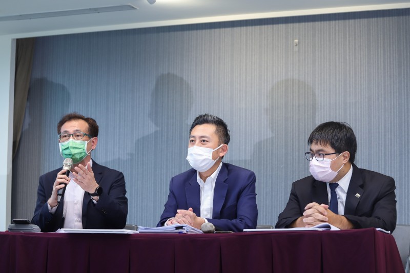 20220809-桃園市長參選人林智堅,針對台大學論會回應記者會。(由左至右)競選總幹事鄭運鵬、參選人林智堅、律師黃帝穎。(陳品佑攝) 20220809-桃園市長參選人林智堅,針對台大學論會回應記者會。(由左至右)競選總幹事鄭運鵬、參選人林智堅、律師黃帝穎。(陳品佑攝)