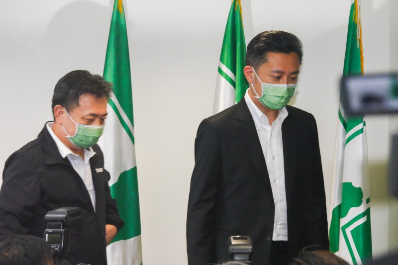 20220812-民進黨秘書長林錫耀(左)對林智堅(右)退出桃園縣長選舉召開記者會說明。(蔡親傑攝) 20220812-民進黨秘書長林錫耀(左)對林智堅(右)退出桃園縣長選舉召開記者會說明。(蔡親傑攝)