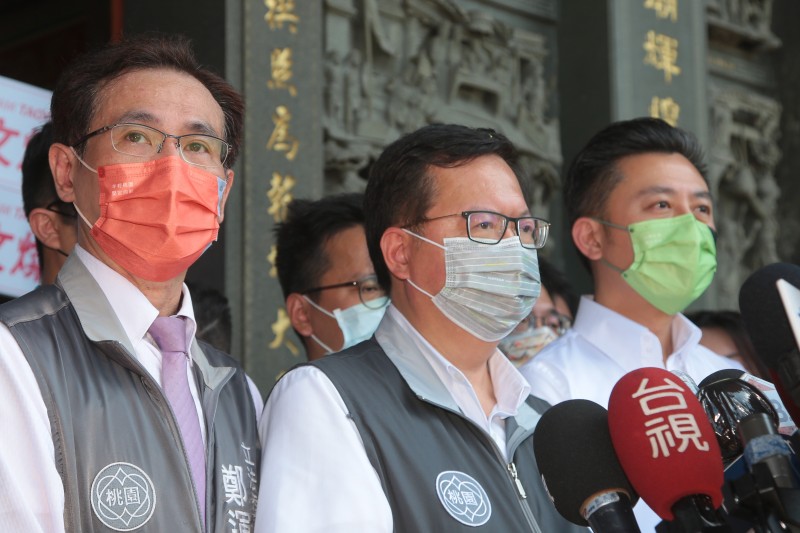 20220813-民進黨桃園市長參選人鄭運鵬(左起)、桃園市長鄭文燦、前新竹市長林智堅13日至明倫三聖宮參香。(顏麟宇攝) 20220813-民進黨桃園市長參選人鄭運鵬(左起)、桃園市長鄭文燦、前新竹市長林智堅13日至明倫三聖宮參香。(顏麟宇攝)
