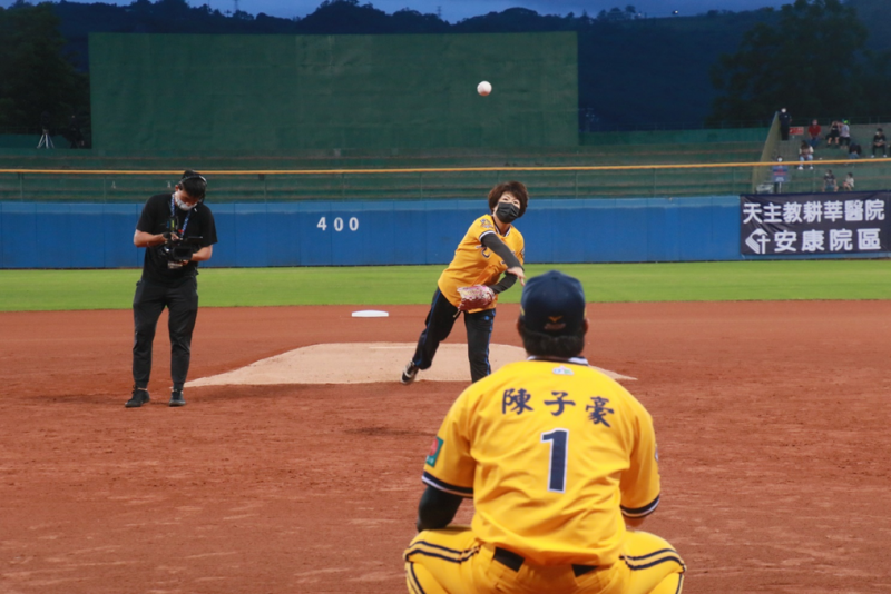 中職睽違14年重返台東,縣長饒慶鈴擔任開球嘉賓。(圖/台東縣政府提供) 中職睽違14年重返台東,縣長饒慶鈴擔任開球嘉賓。(圖/台東縣政府提供)
