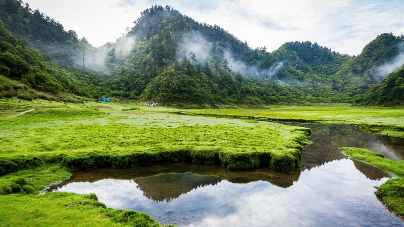 雲霧繚繞的松蘿湖。（圖／Tripbaa趣吧！旅遊平台提供）