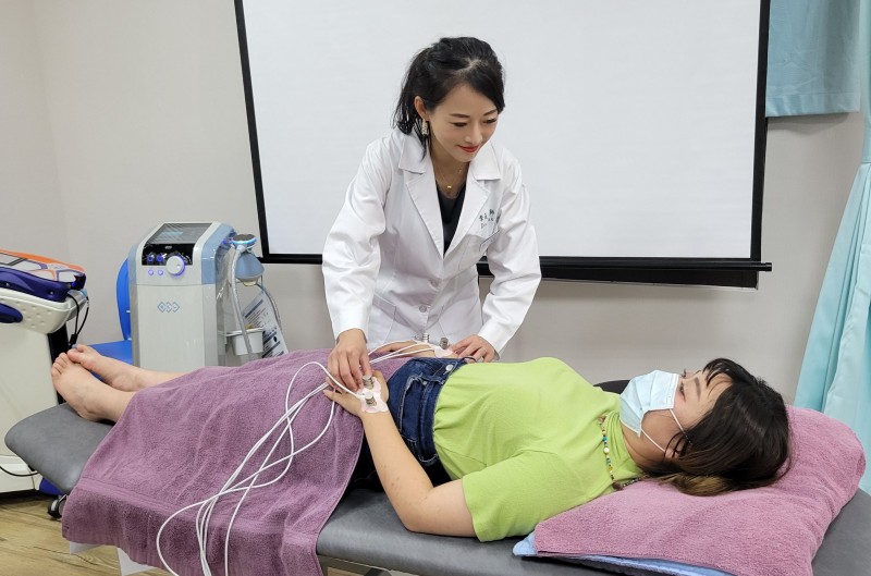 28歲女性長時間壓力大,有嚴重失眠情形,醫師幫患者做靜脈雷射治療,助於病患全身神經修復,有治療睡眠障礙的功效。(圖/方詠騰攝) 28歲女性長時間壓力大,有嚴重失眠情形,醫師幫患者做靜脈雷射治療,助於病患全身神經修復,有治療睡眠障礙的功效。(圖/方詠騰攝)