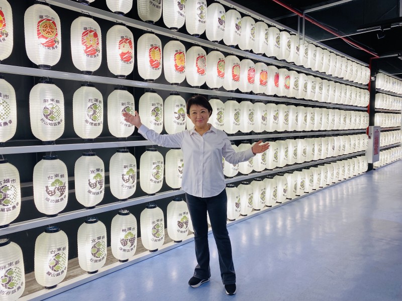 盧秀燕市長在參觀霧峰區農會4樓「台灣農漁業物產館」時,在一面展示與霧峰農會有合作業務的燈籠牆下拍照,並表示這裡可以成為特色打卡景點。(圖/記者王秀禾攝) 盧秀燕市長在參觀霧峰區農會4樓「台灣農漁業物產館」時,在一面展示與霧峰農會有合作業務的燈籠牆下拍照,並表示這裡可以成為特色打卡景點。(圖/記者王秀禾攝)