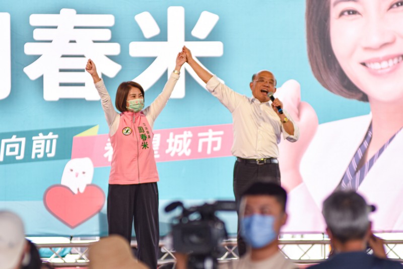 屏東縣長候選人周春米成立競選總部,行政院長蘇貞昌拉起周春米的手高喊凍蒜!(圖/周春米競總提供) 屏東縣長候選人周春米成立競選總部,行政院長蘇貞昌拉起周春米的手高喊凍蒜!(圖/周春米競總提供)