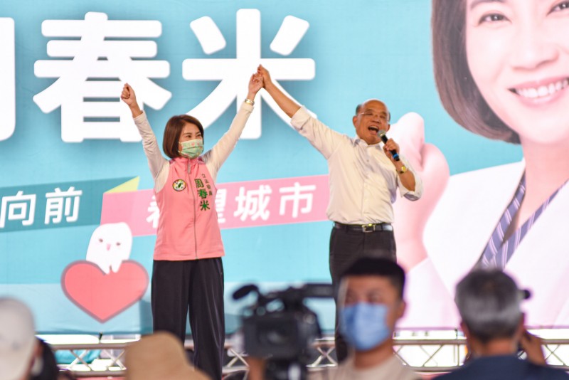 屏東縣長候選人周春米成立競選總部，行政院長蘇貞昌拉起周春米的手高喊凍蒜！（圖/周春米競總提供）