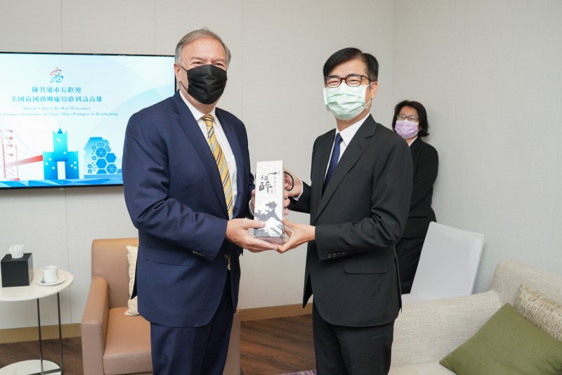 高雄市長陳其邁致贈高雄在地好禮,歡迎美國前國務卿龐培歐訪台。(圖/高雄市政府提供) 高雄市長陳其邁致贈高雄在地好禮,歡迎美國前國務卿龐培歐訪台。(圖/高雄市政府提供)