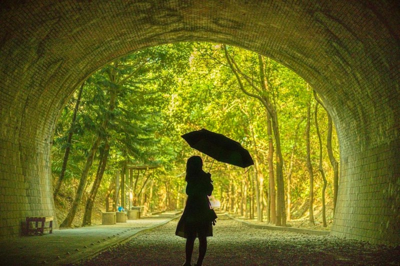苗栗景點推薦-崎頂子母隧道。(圖/IG@kuan.pic提供) 苗栗景點推薦-崎頂子母隧道。(圖/IG@kuan.pic提供)