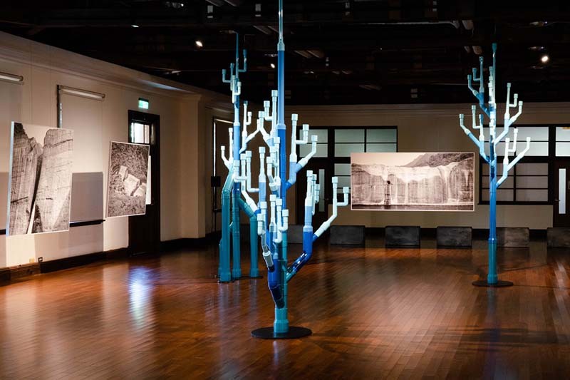 位於「渡拔展區」展出的攝影與裝置藝術作品,陳伯義《地質紀念碑》、蔡坤霖《曾文水系之冠》。(圖/台南市文化局、宜東文化提供) 位於「渡拔展區」展出的攝影與裝置藝術作品,陳伯義《地質紀念碑》、蔡坤霖《曾文水系之冠》。(圖/台南市文化局、宜東文化提供)