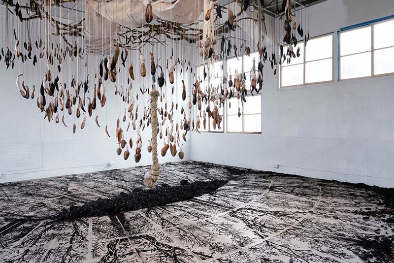 位於「渡拔展區」展出的裝置藝術作品,康雅筑《泥毯#13化炭化》。(圖/台南市文化局、宜東文化提供) 位於「渡拔展區」展出的裝置藝術作品,康雅筑《泥毯#13化炭化》。(圖/台南市文化局、宜東文化提供)