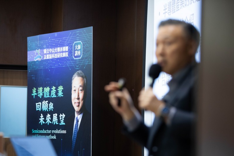 日月光CEO吳田玉今(21)日赴中山大學演講半導體產業之回顧與展望,吸引眾多師生聽講。(圖片來源:日月光提供) 日月光CEO吳田玉今(21)日赴中山大學演講半導體產業之回顧與展望,吸引眾多師生聽講。(圖片來源:日月光提供)