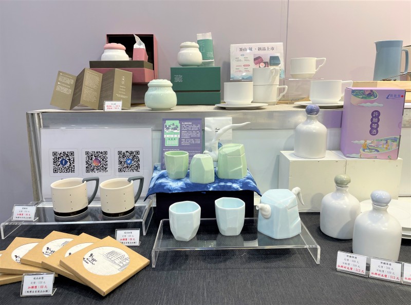 「鶯歌燒」的業者不斷創新，巧妙設計研發輔助沖泡功能、提升飲感風味，又兼備實用與美感的咖啡器具，為飲用咖啡帶入更多美器選擇。（圖／新北市府提供）