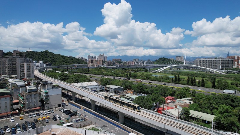 安坑輕軌高架段行駛空拍（圖/新北市政府捷運工程局提供）