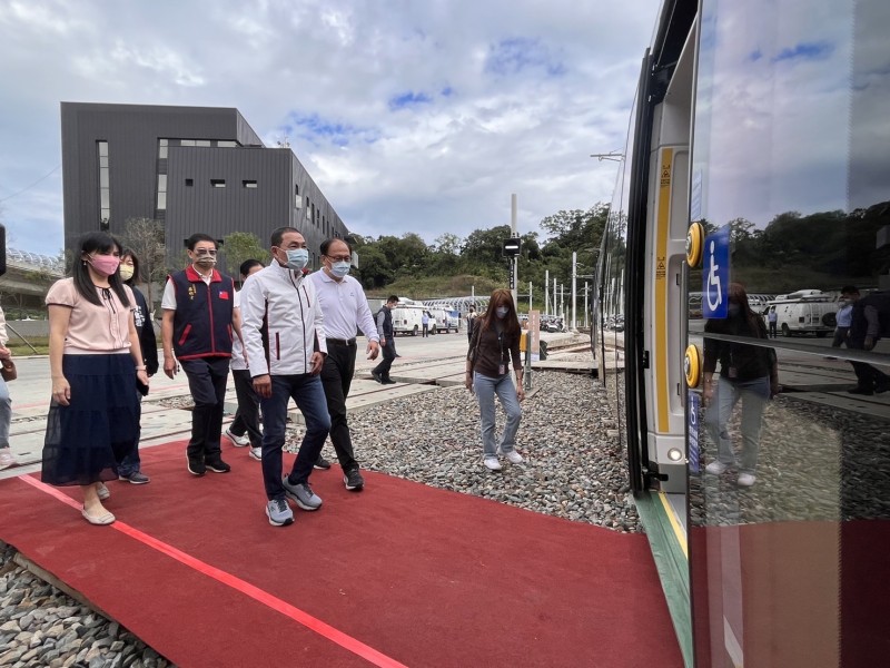市長搭乘安坑輕軌列車(圖/新北市政府捷運工程局提供) 市長搭乘安坑輕軌列車(圖/新北市政府捷運工程局提供)