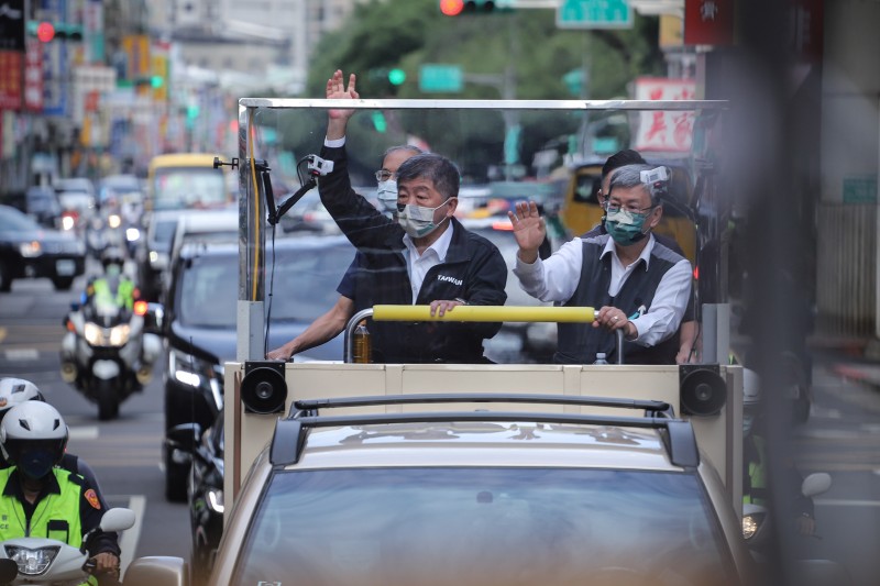 20221127-前副總統陳建仁陪同台北市長參選人陳時中車隊謝票。(陳品佑攝) 20221127-前副總統陳建仁陪同台北市長參選人陳時中車隊謝票。(陳品佑攝)