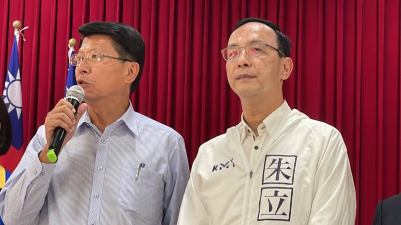 國民黨主席朱立倫(右)29日到台南市出席國民黨首場感恩茶會。(國民黨提供) 國民黨主席朱立倫(右)29日到台南市出席國民黨首場感恩茶會。(國民黨提供)