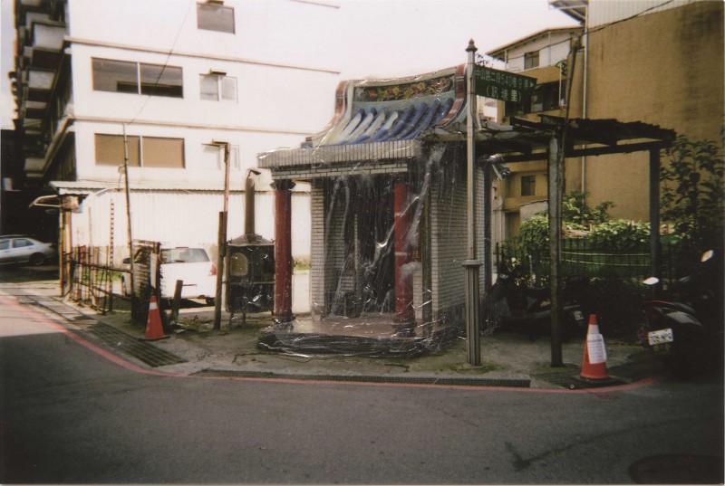 劉書妤的〈安居的結構〉觀察八里地區的陰廟並拍照記錄加工後，呈現出像是廟宇被薄膜罩住的影像。（圖／新北市文化局提供）