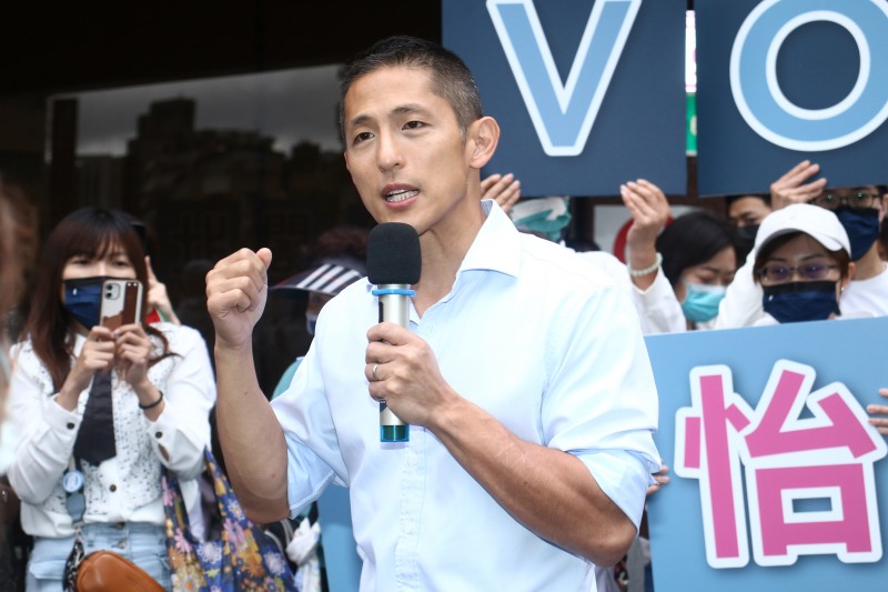 20221205-台北市立委參選人吳怡農向市民打招呼。(蔡親傑攝) 20221205-台北市立委參選人吳怡農向市民打招呼。(蔡親傑攝)
