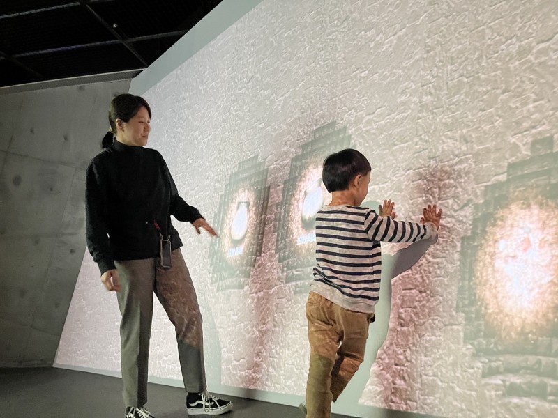 透過觸摸牆面上顯示的土層感受發掘古物樂趣 (圖/新北市立十三行博物館)