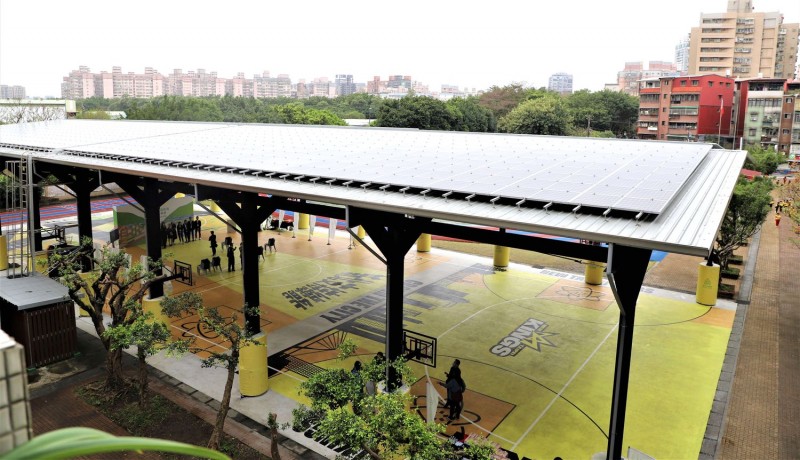 新北市長侯友宜主持自強國小參與太陽能光電球場剪綵儀式與嘉賓合影。(圖/新北市教育局提供)