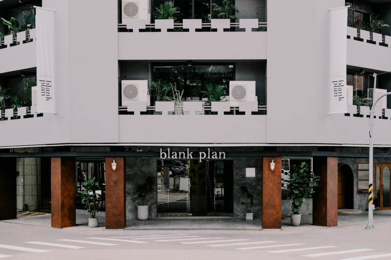 留白計畫 blank plan 為一幢四層樓老宅改建的藝文空間，以空間、體驗與選品提供沈浸式體驗，包括品茶、咖啡沖煮體驗、酒吧與藝文展覽空間。（圖／留白計畫 提供）