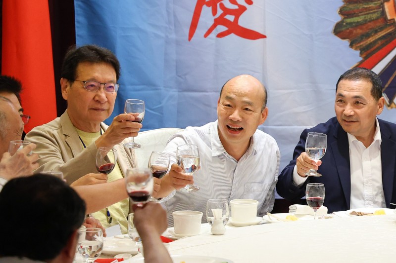 20230701-中廣董事長趙少康(左)、前高雄市長韓國瑜(中)、國民黨總統參選人侯友宜(右)1日出席黃復興黨部67週年慶祝餐會。(顏麟宇攝) 20230701-中廣董事長趙少康(左)、前高雄市長韓國瑜(中)、國民黨總統參選人侯友宜(右)1日出席黃復興黨部67週年慶祝餐會。(顏麟宇攝)