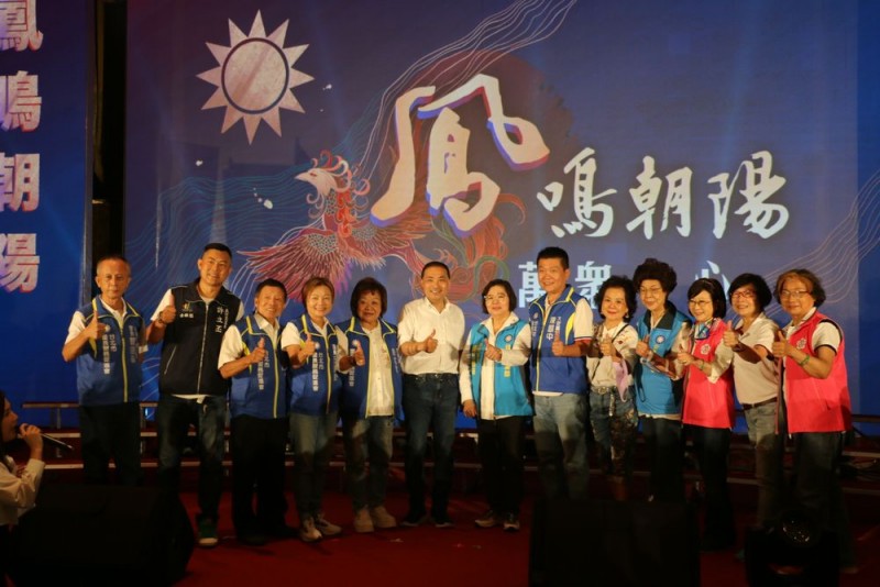 侯友宜與台北市黨部主委黃呂錦茹(右7)等人合影。(圖/李梅瑛攝)
