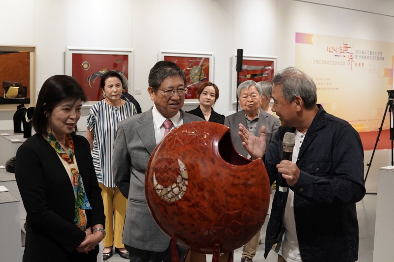 楊文科縣長及文化局長李安妤聽取台日工藝家的創作說明。（圖／新竹縣政府提供）