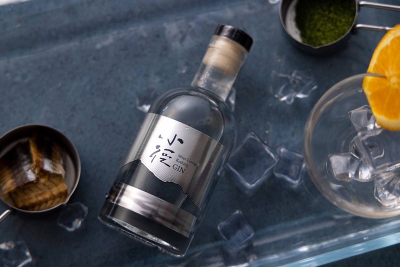 三玉號和涼伴工作室合作，以基隆在地野生植物製成的地酒–「小徑」，文青氣息的酒標吸引人想嚐嚐這支酒的風味。