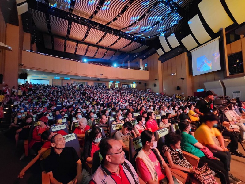 愛傳承關懷演場會現場近千位社福團體朋友到場聆聽（圖/新北市政府文化局提供）
