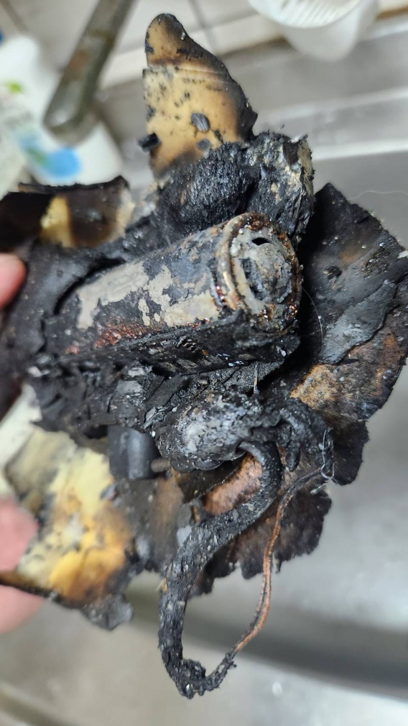 廖男購買夜市的行動電源,卻無預警爆炸。(圖/廖男提供) 廖男購買夜市的行動電源,卻無預警爆炸。(圖/廖男提供)