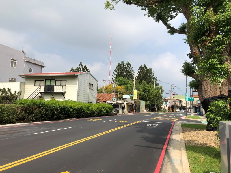 竹市「高峰路拓寬工程」拓寬至3線道，並增設人行道提供行人安全通行空間。（圖／新竹市政府提供）