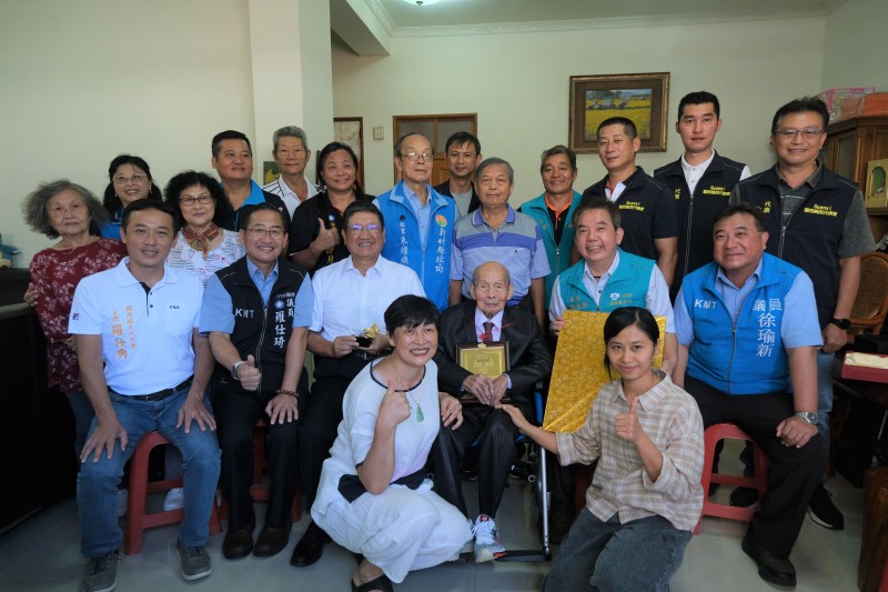 新竹縣長楊文科祝賀百歲人瑞羅阿尾重陽節快樂。(圖/新竹縣政府提供) 新竹縣長楊文科祝賀百歲人瑞羅阿尾重陽節快樂。(圖/新竹縣政府提供)