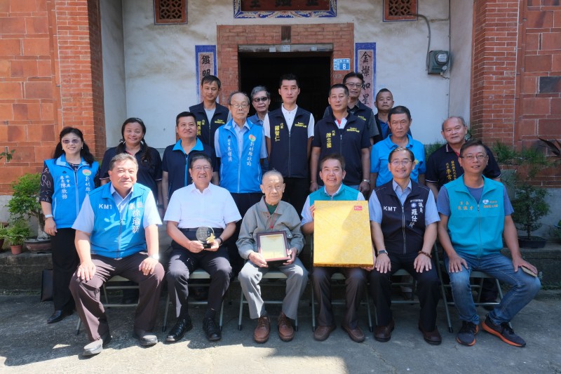 新竹縣長楊文科與民意代表拜訪百歲人瑞張双欽。(圖/新竹縣政府提供) 新竹縣長楊文科與民意代表拜訪百歲人瑞張双欽。(圖/新竹縣政府提供)