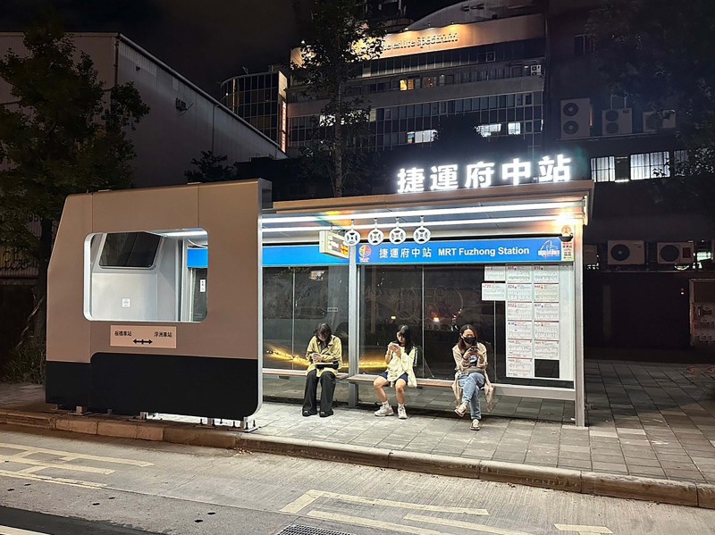 府中捷運站候車亭取地板橋舊址精神，以列車為造型（圖/新北市文化局提供）