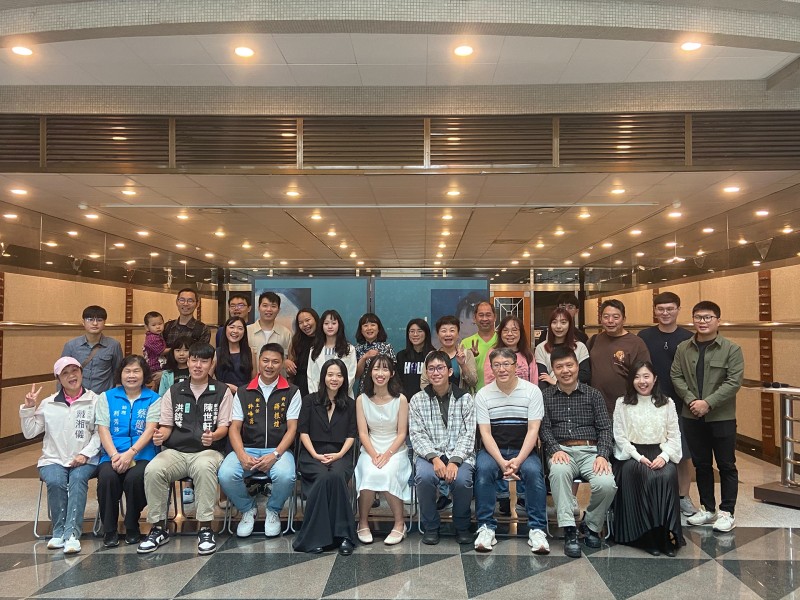 無法否認的足跡-于甄｜嫚玲雙個展開幕是大合照（圖/新北市政府文化局提供）