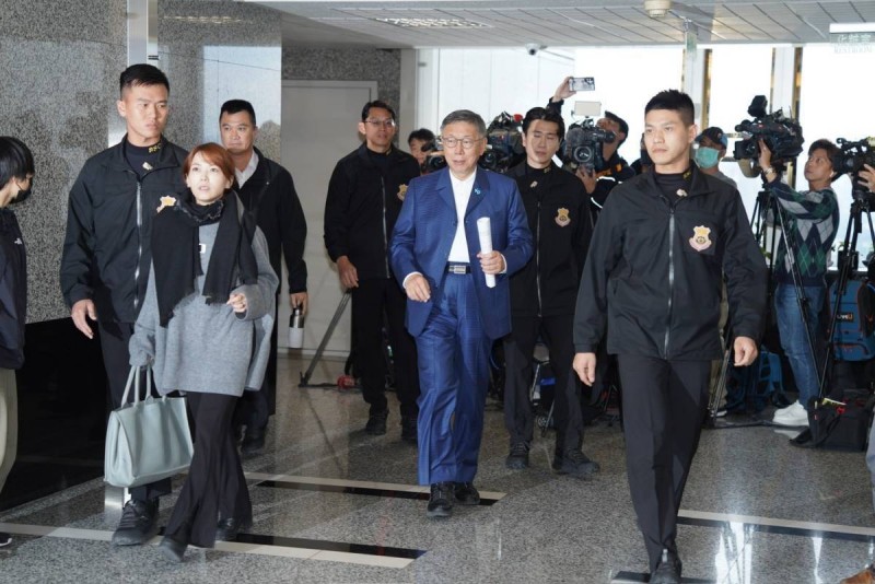 20231127-柯文哲今日到飛碟電台接受主持人尹乃菁訪問。（民眾黨提供）