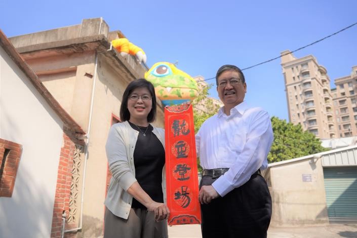 楊文科縣長與文化局長李安妤手持「龍重登場春聯」，歡迎大小民眾來新瓦屋尋龍。（圖／新竹縣政府提供）