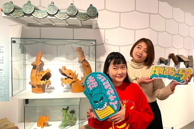 傳統建築陶瓷《紅陶龍形正吻》,2隻吉龍精實的線條展現神龍霸氣,傳遞果決的行動力以及鴻圖大展的祝福。(圖/陶博館提供) 傳統建築陶瓷《紅陶龍形正吻》,2隻吉龍精實的線條展現神龍霸氣,傳遞果決的行動力以及鴻圖大展的祝福。(圖/陶博館提供)