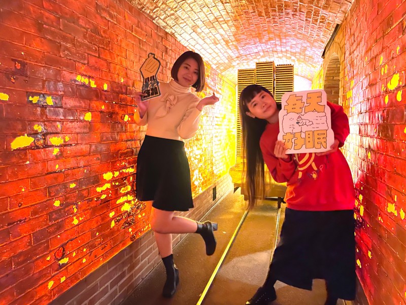 與家人攜手走過通紅如火般的《隧道窯》,期待新的一年氣勢如虹。(圖/陶博館提供) 與家人攜手走過通紅如火般的《隧道窯》,期待新的一年氣勢如虹。(圖/陶博館提供)