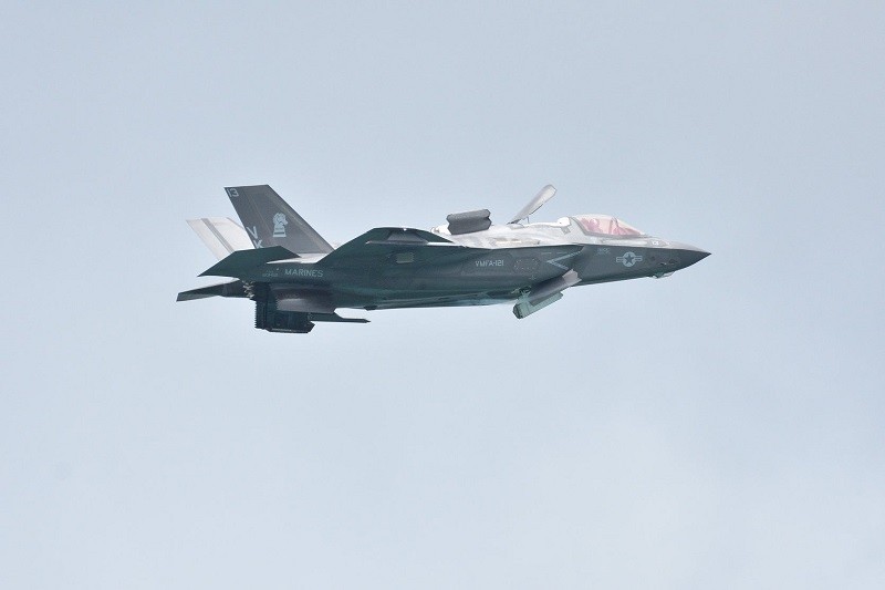 2020年新加坡航展中進行空中展示的F-35B，隸屬於美軍陸戰隊第121中隊。（李博儒攝）
