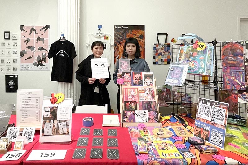 臺灣漫畫家Pam Pam Liu(左)、Eli Lin依萊(右)受邀參加紐約規模最大的獨立漫畫節,帶來臺灣多元風格和視角。(圖/文化部).jpg 臺灣漫畫家Pam Pam Liu(左)、Eli Lin依萊(右)受邀參加紐約規模最大的獨立漫畫節,帶來臺灣多元風格和視角。(圖/文化部).jpg