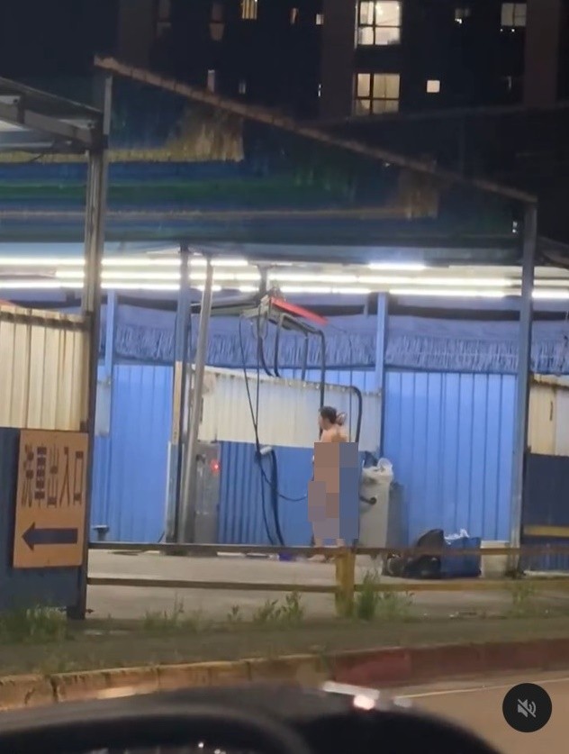 男子拿著高壓水柱洗澡。(圖/翻攝自Threads) 男子拿著高壓水柱洗澡。(圖/翻攝自Threads)