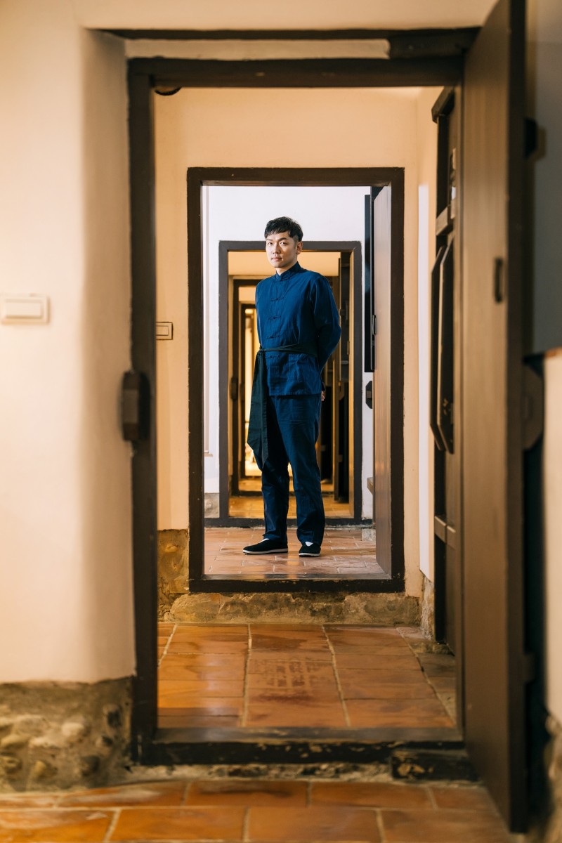 桃園市觀旅局長周柏吟著客家傳統服飾，為「2024桃園城市嘉年華」活動暖身宣傳。（圖／桃園市政府觀旅局提供）