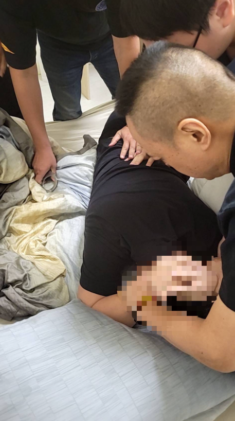 張姓女婿12日上午在台中租屋處被壓制逮捕。(圖/翻攝自記者爆料網) 張姓女婿12日上午在台中租屋處被壓制逮捕。(圖/翻攝自記者爆料網)