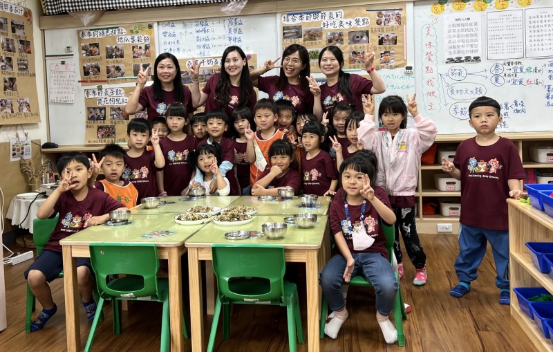 金門金湖國小附幼搭配節氣，親手完成用金門石蚵做成的蚵仔煎。（圖片提供：灃食公益飲食文化教育基金會）