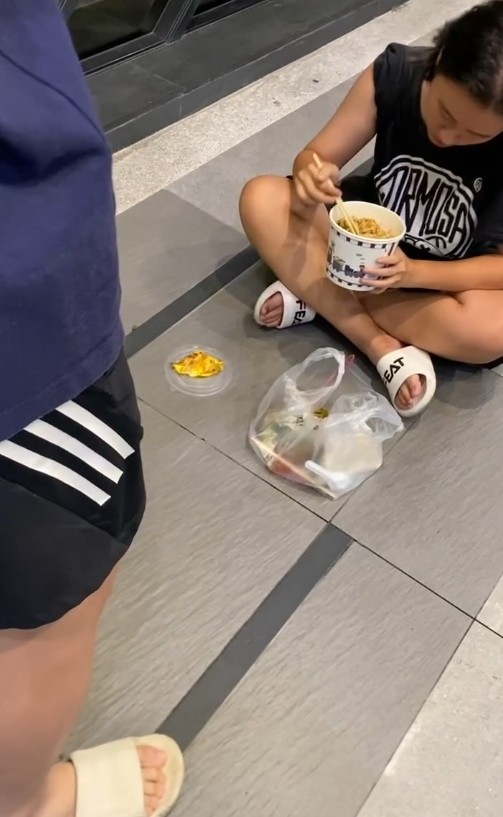 男子找到偷走外送餐點的女子,竟是林靖恩。(圖/翻攝自Threads) 男子找到偷走外送餐點的女子,竟是林靖恩。(圖/翻攝自Threads)